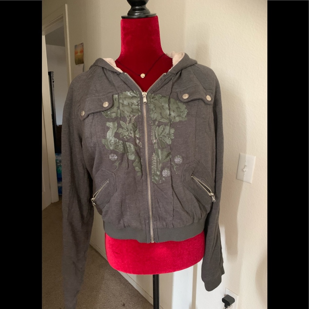 Sweat jacket size xL that fits like a meduim